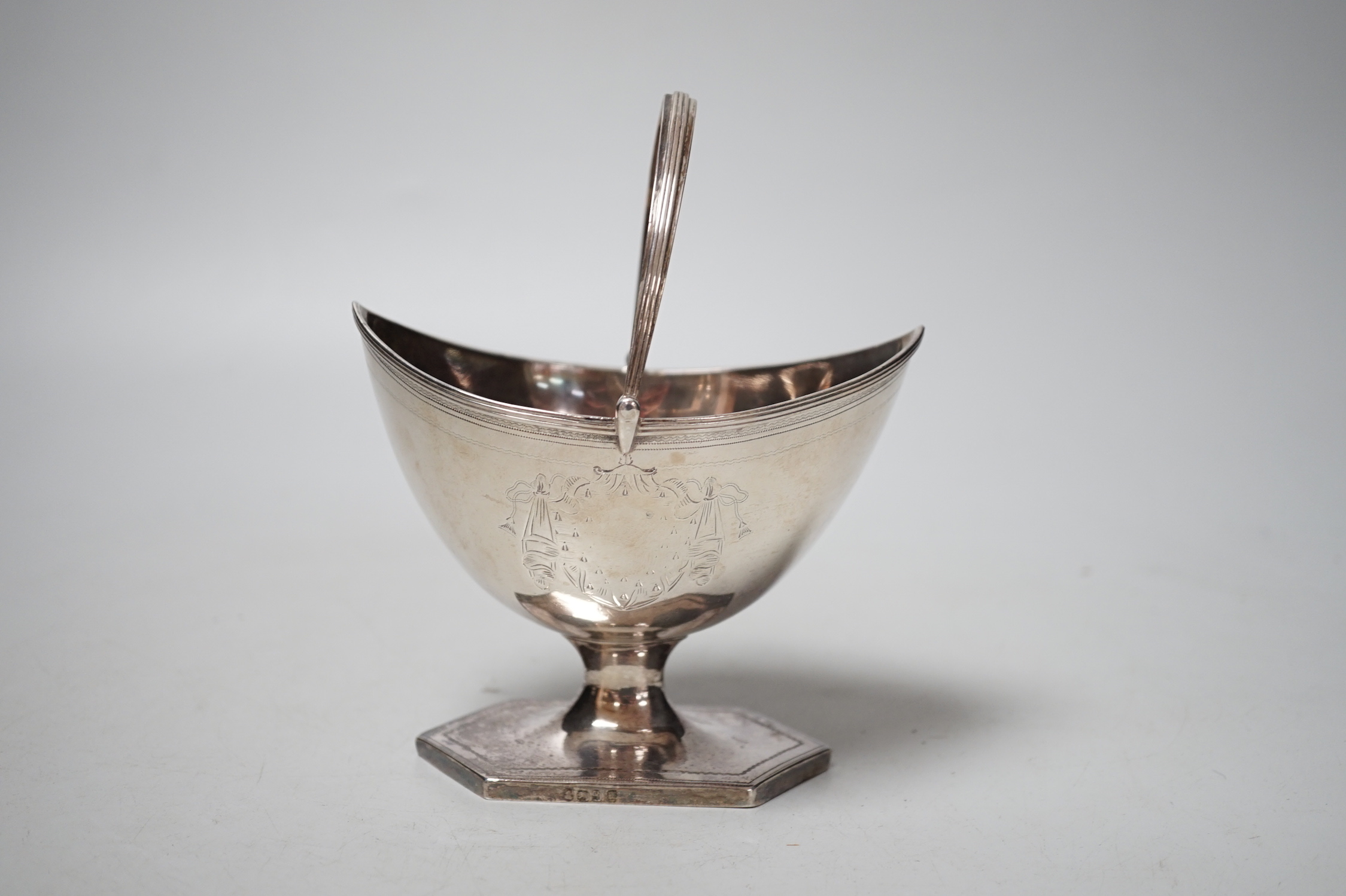 A George III silver boat shaped pedestal sugar basket, London, 1791, length 12.5cm, 5.3oz.